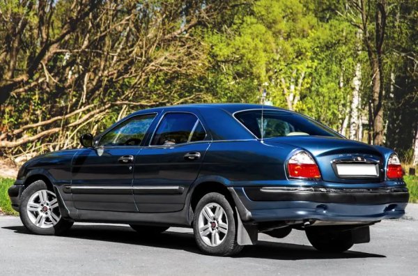 Експерименти с ретро външния вид в началото на новото хилядолетие се практикуват не само от специалисти на ГАЗ, но и от световни автомобилни гиганти. Достатъчно е да си припомним модели като Plymouth Prowler, Volkswagen New Beetle или Jaguar S-Type. И, гледайки няколко години напред, много успешното ново Mini и вечно живият Fiat 500&hellip;

Така че хромираната "птичка" върху багажника и кантовете около задните светлини, които Волга ГАЗ-3111 наследява от ранния М-21, не могат да се нарекат нещо необичайно. Въпреки че, трябва да се признае, че като цяло образът на автомобила се оказва доста еклектичен, но в същото време и безпогрешно разпознаваем, което не може да се отрече.
